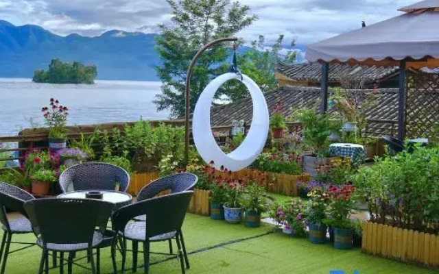 Lugu Lake Cloud - Sea Stacked Courtyard