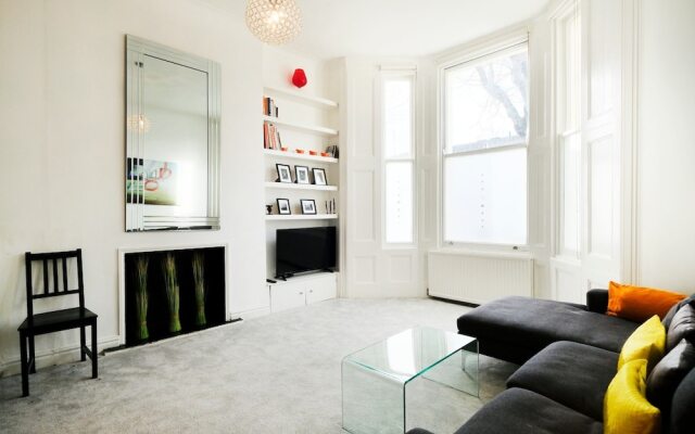 Classy, Modern 2BR Flat for 5 in Maida Hill