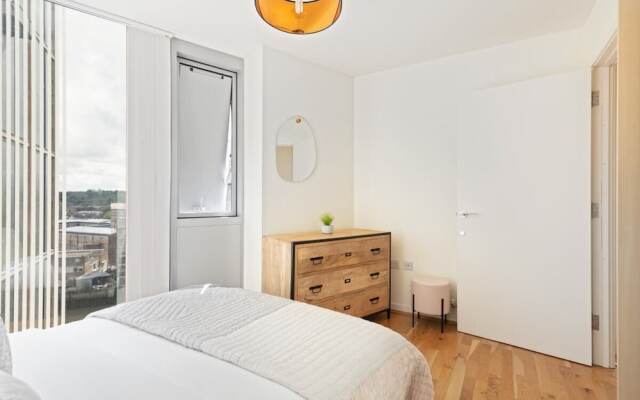 Chic 1 BDR W/balcony in Greenwich, 7mins to st