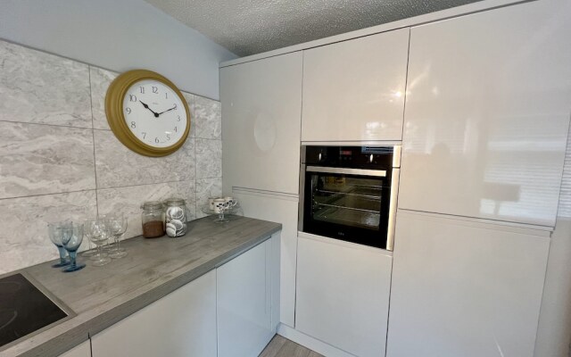 BookedUK - Lovely 2BR Flat in Hoddesdon