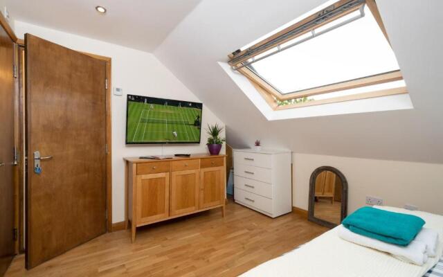 S6 Ensuite Loft Studio Space (Sandycroft Guest House)