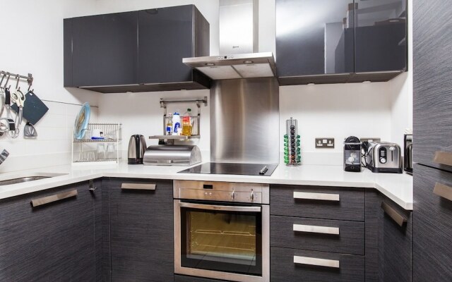 1 Bed Top Floor Flat near Shoreditch