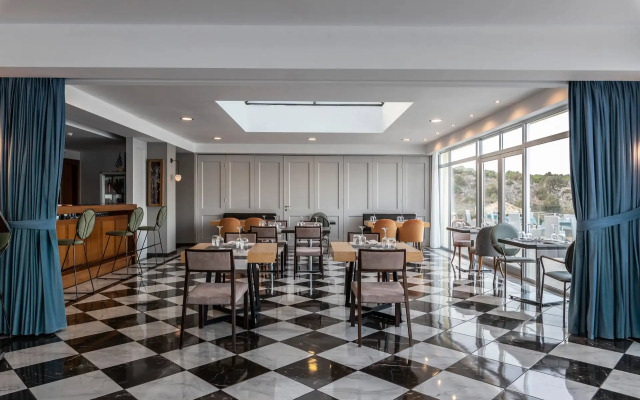 Louis Apostolata Resort and Spa