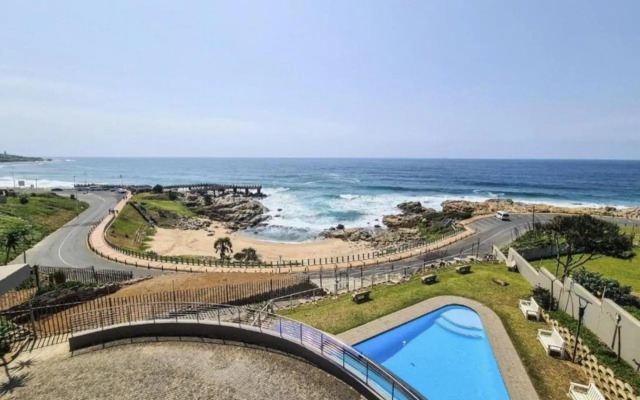Whale Rock, Modern Beachfront Apartment