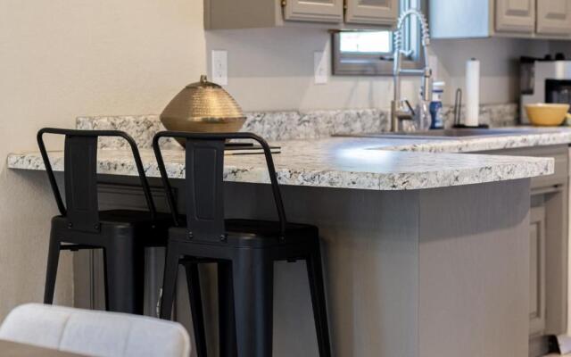 Charming Getaway near Tweety Bird Trail Backyard