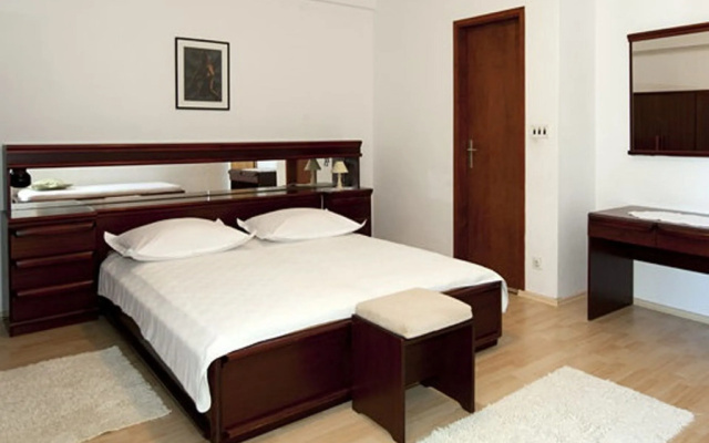 Apartments and rooms Roza