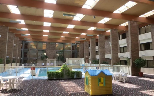 Lansing Delta West Hotel