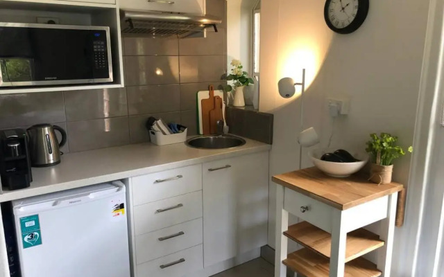 East Melbourne City Studio - Amazing Location & Sunny Charm