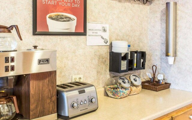 Econo Lodge North