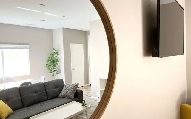 Room in House - Cheerful And Cozy one Large Bedroom