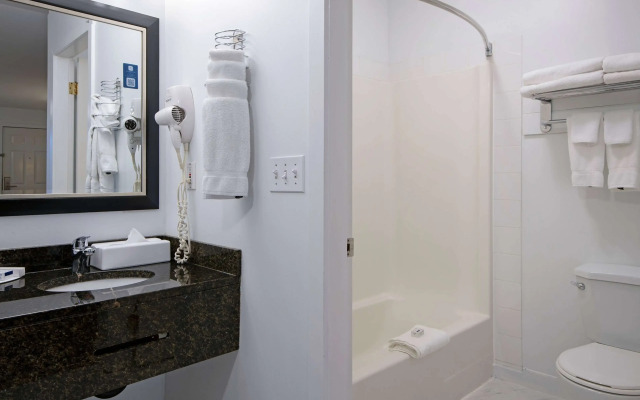 Travelodge by Wyndham Kamloops Mountview