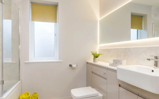 Stylish new Home With Parking - King Beds Garden