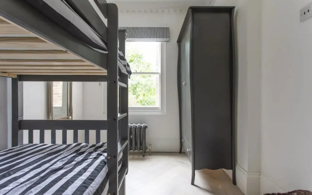 Stunning 4-bed Property in London-parking & Garden