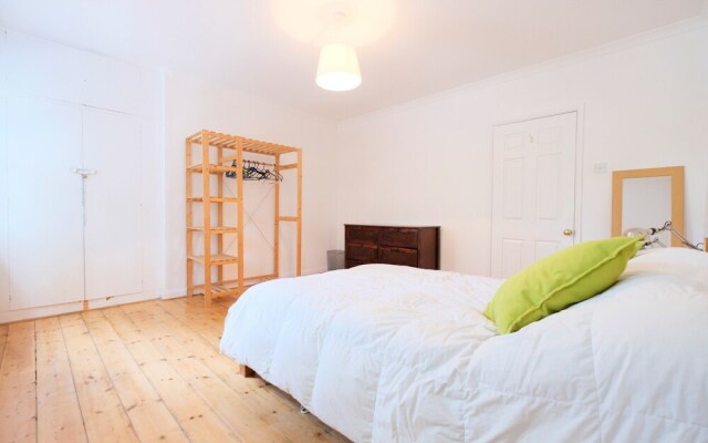 Beautiful, Bright and Spacious Flat for 4