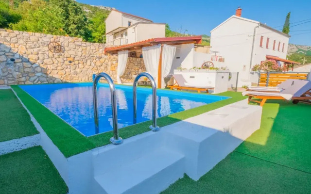 Exquisite Holiday Home With Private Pool and Sauna