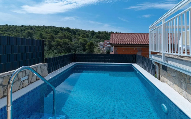 Apartment in Trogir Near Sea