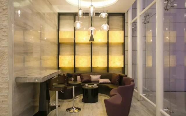 Lavande Hotel JHWG Metro Station