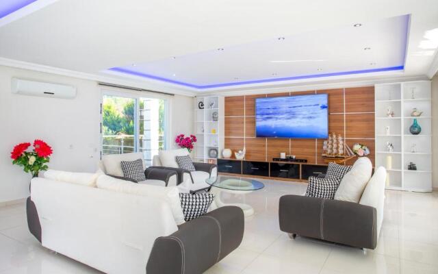 Villa Four Season 8