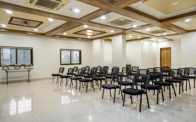 Super Townhouse OAK Regal Inn Near Sant Tukaram Nagar Metro Station