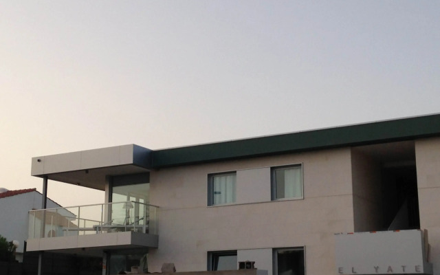 El Yate Hotel