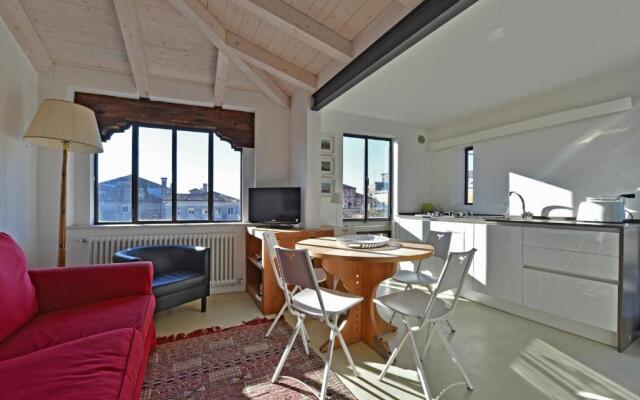 Venice Homes & Holidays Art District