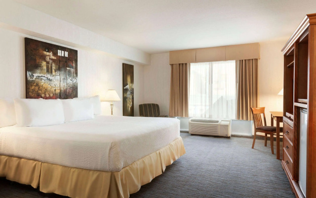 Days Inn & Suites by Wyndham Niagara Falls Centre St. By the Falls