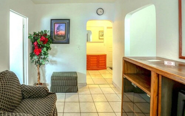 Richards Motel Courtyard