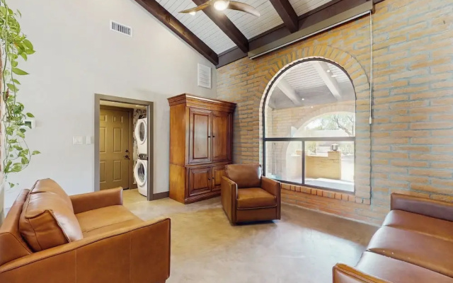 3 BR Home, Spacious Backyard w/ Pool