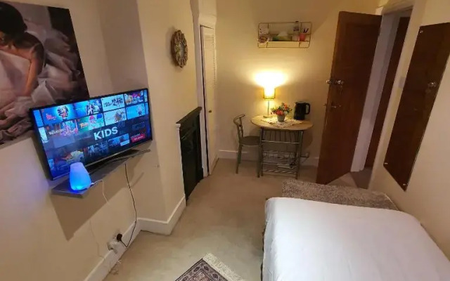 Monalisa single room near Edgware station