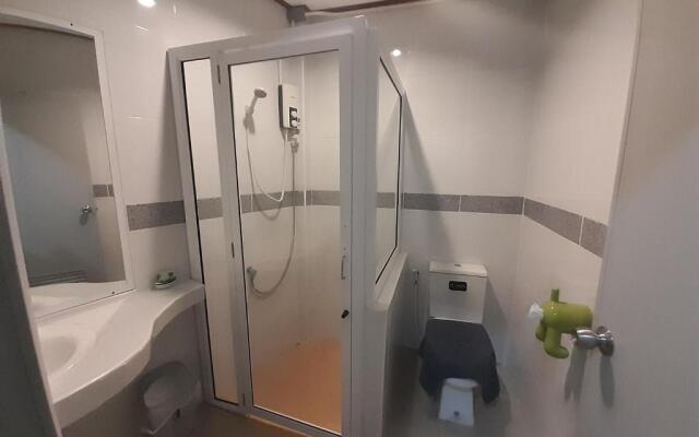 Tuk Tuk Trat Hostel