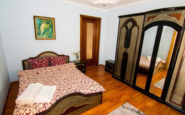 Charming Apartment in Villa near Airport