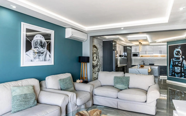 Luxurious 3 bedroom beach front apartment