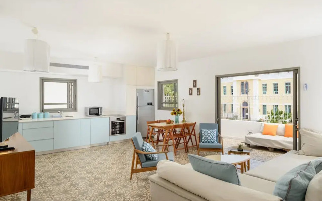 Terrace & View on Dallal square by FeelHome