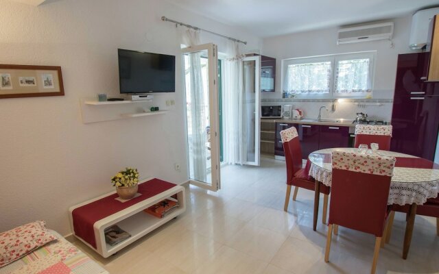 Holiday Apartment with a Private Terrace & Jacuzzi, Minutes Away From the Beach