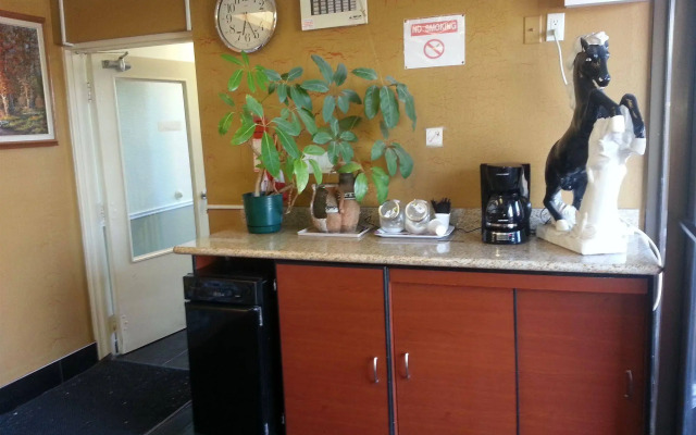 Queensway Motel