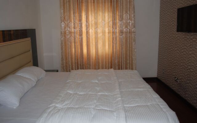 Kings Court Apartment