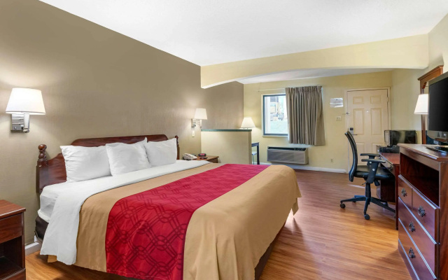 Econo Lodge Inn & Suites Southeast