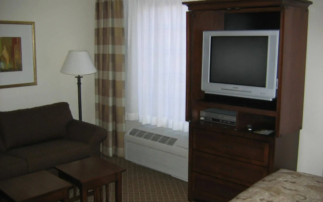Staybridge Suites Indianapolis-Airport by IHG