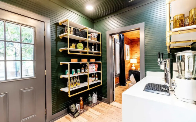 Best Location in Downtown NB Golf Cart Included!