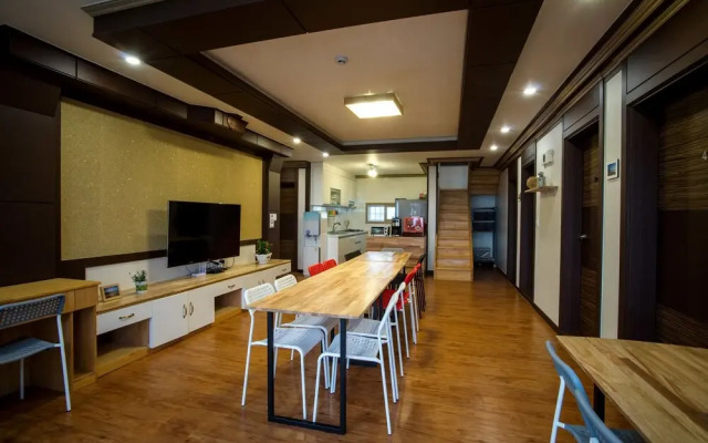 CLIP Guest House - Hostel