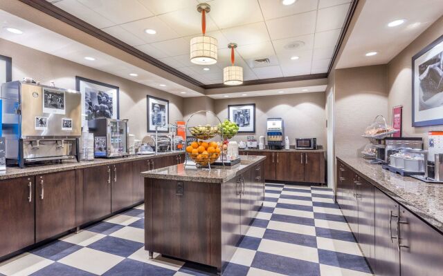 Hampton Inn & Suites Madison / Downtown