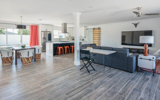 Spacious 4BR Near Old Town by WanderJaunt