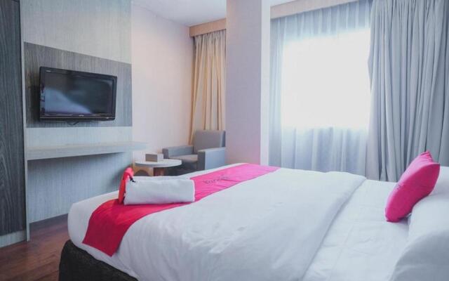 RedDoorz Plus near Pantai Coastarina 2