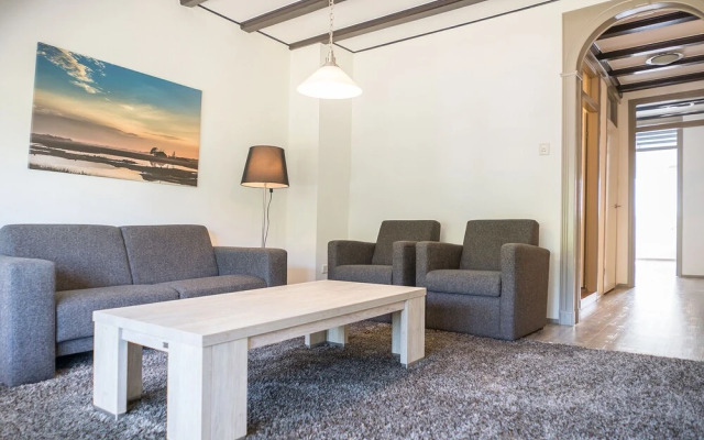 Farmhouse Apartment Near De Slufter