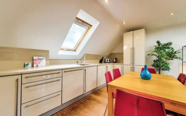 JOIVY Quiet Mews Street Apartment in the Heart of Edinburgh