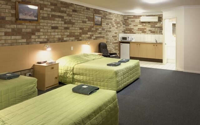 D'Aguilar Hotel Motel