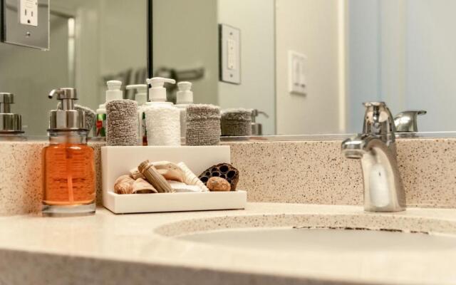 Santa Monica 2 Bed/ 2 Bath