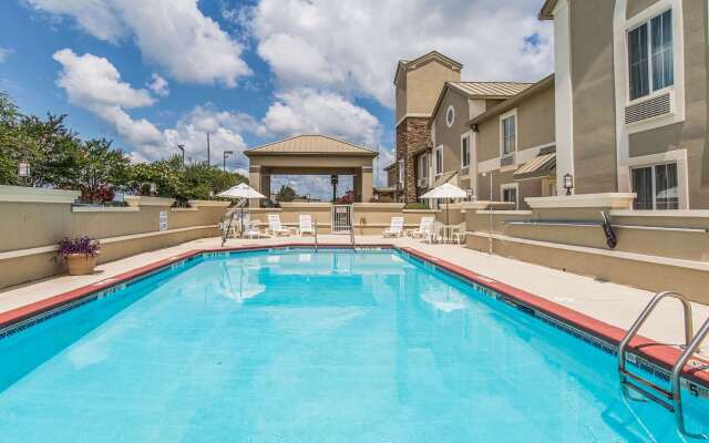 Comfort Inn & Suites Greenwood near University