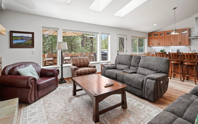 Super Coop 5 Bedroom Home by RedAwning, Bend