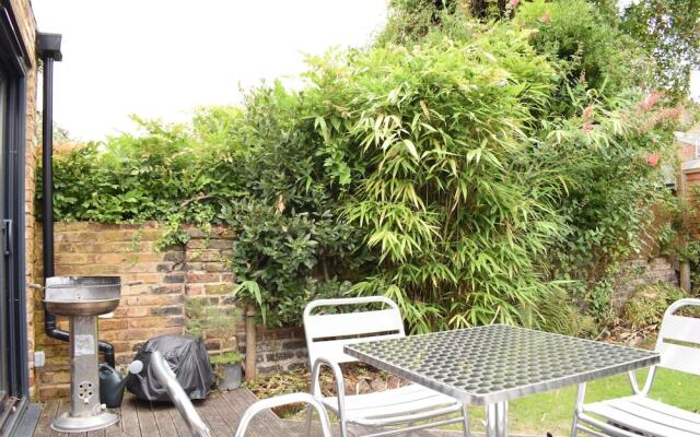 2 Bedroom Flat in Brockley With Garden